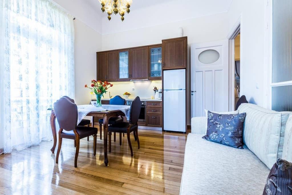 Neoclassical Apartment With 3 Bedrooms In Pireu Exterior foto