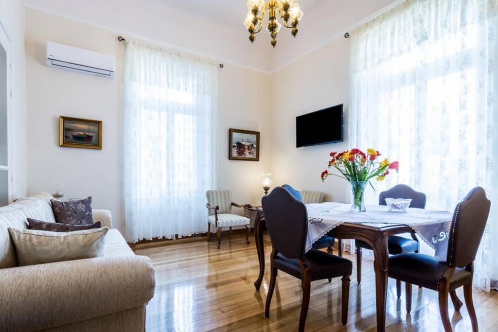 Neoclassical Apartment With 3 Bedrooms In Pireu Exterior foto