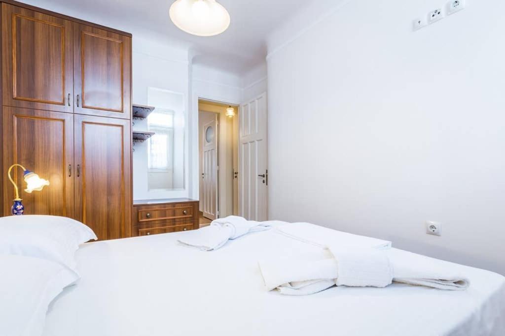 Neoclassical Apartment With 3 Bedrooms In Pireu Exterior foto