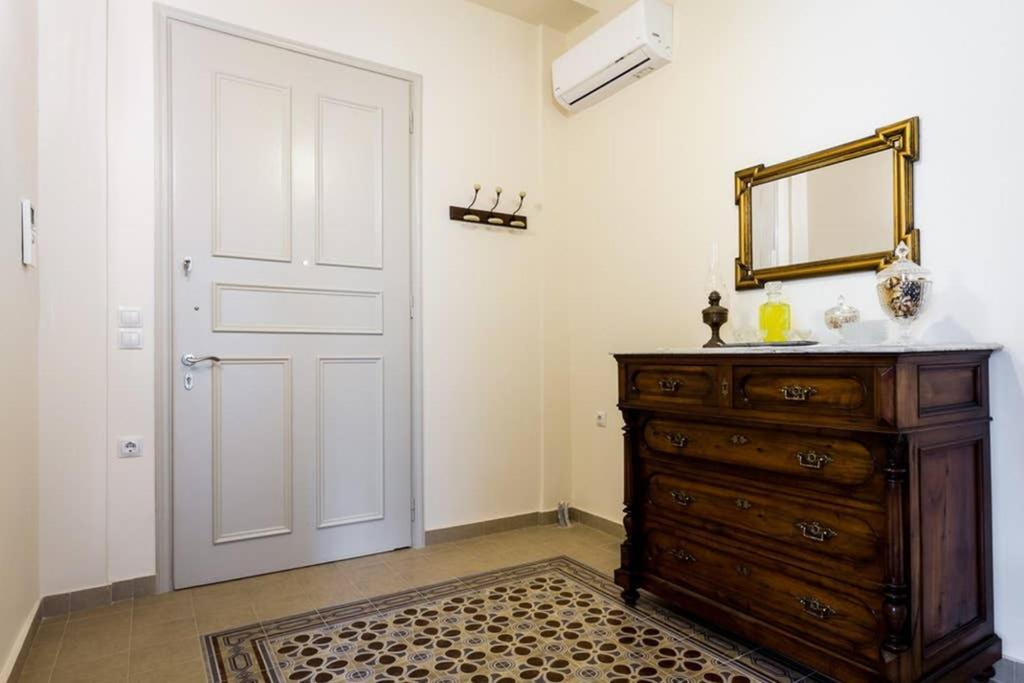 Neoclassical Apartment With 3 Bedrooms In Pireu Exterior foto