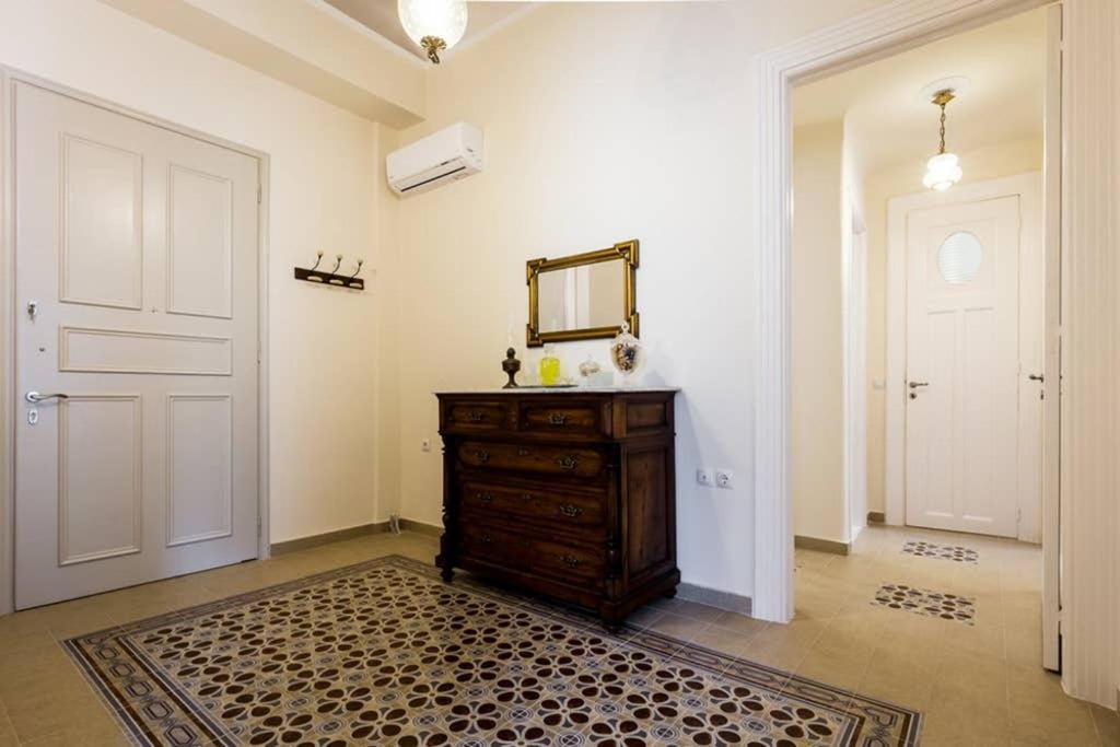 Neoclassical Apartment With 3 Bedrooms In Pireu Exterior foto