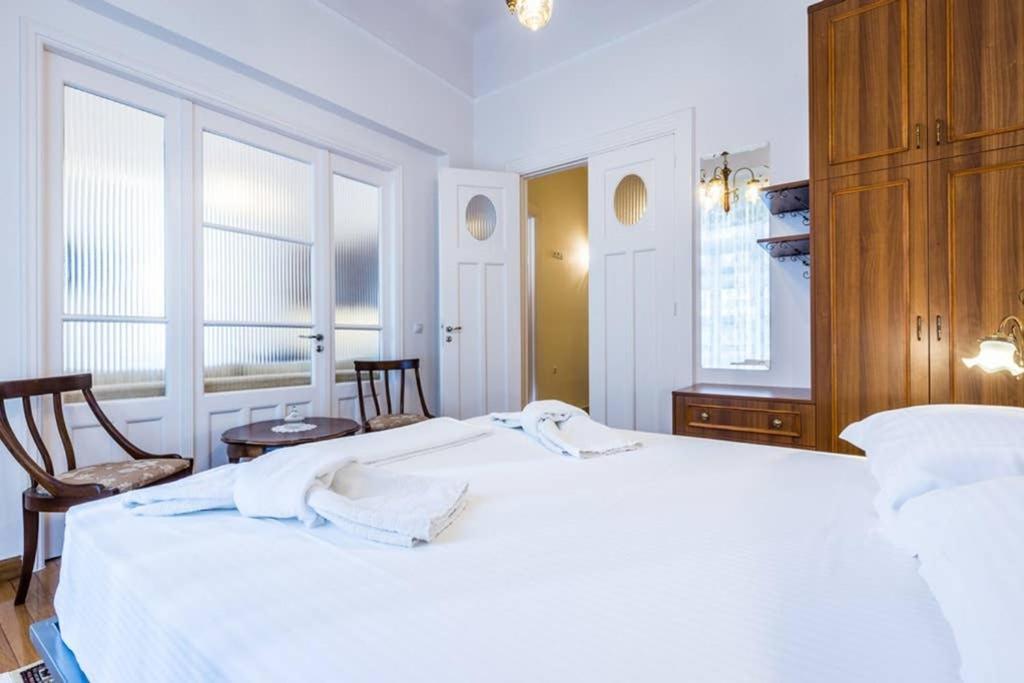 Neoclassical Apartment With 3 Bedrooms In Pireu Exterior foto