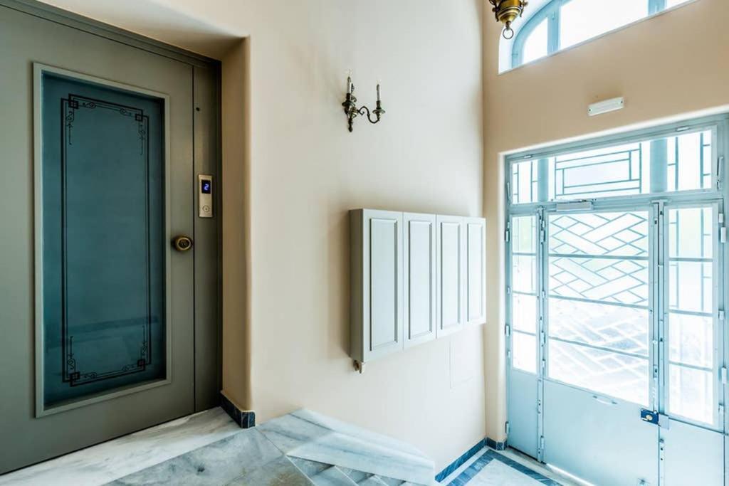 Neoclassical Apartment With 3 Bedrooms In Pireu Exterior foto
