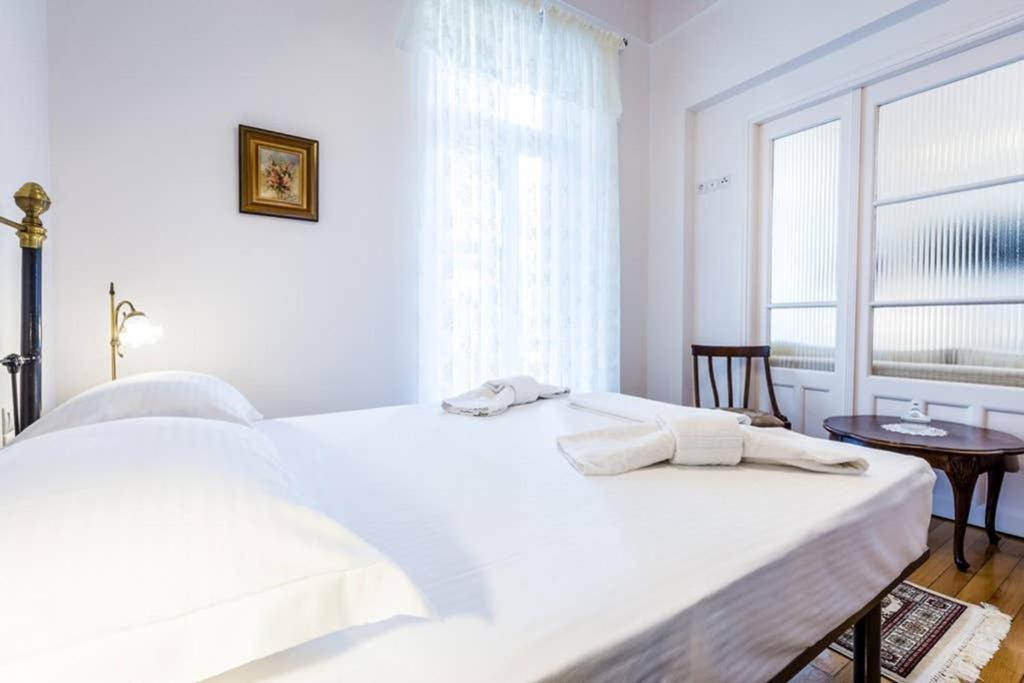 Neoclassical Apartment With 3 Bedrooms In Pireu Exterior foto